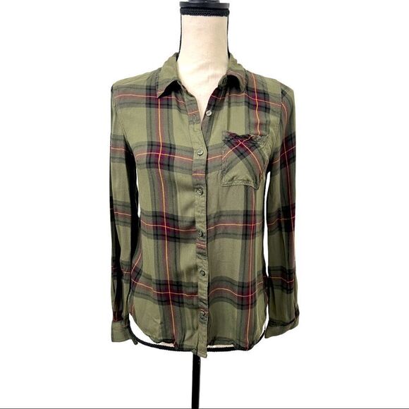 Camo Vintage Tops - ⭐️ 3/$25 CAMO VINTAGE Plaid Button Down Shirt. Hunter green and red. Size XS